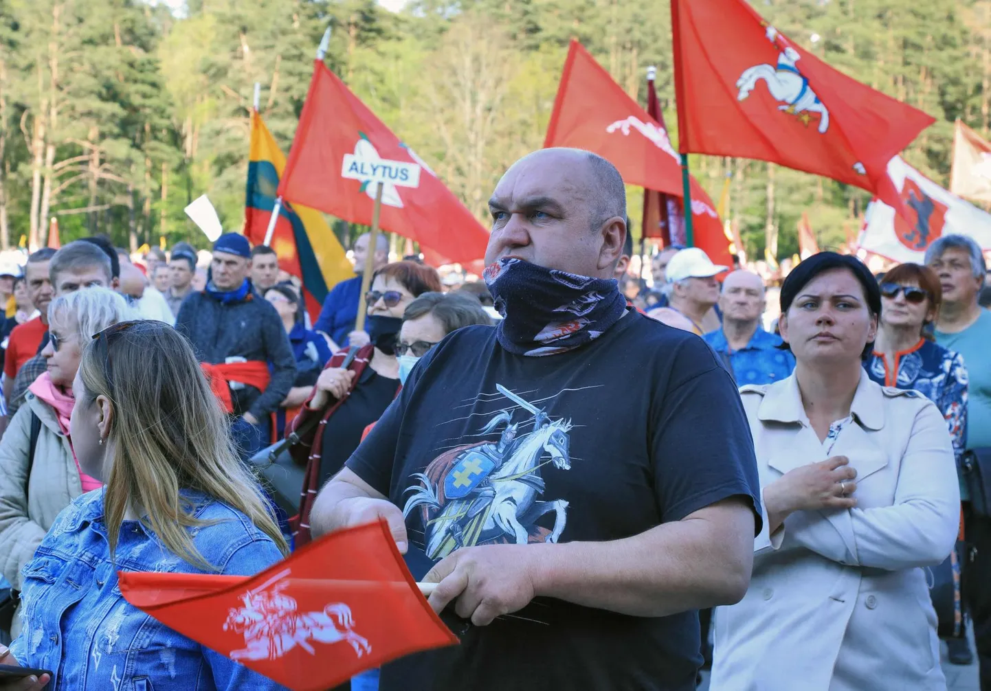 Läinud laupäeval kogunes Vilniuses Vingise pargis umbes 10 000 inimest, et protestida Istanbuli konventsiooni ja samasooliste paaride õiguse vastu. Meeleavaldajate seas oli nii lastega peresid, keskealisi mehi, vanaprouasid, tuntud kurjategijaid kui ka Kremli pooldajaid, laval astusid nende ette teiste seas aga vaktsiinivastased ja Saksamaa parempopulistid. 