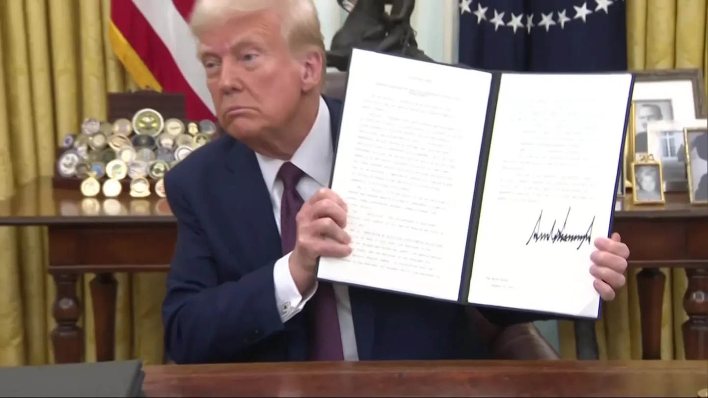 USA president Donald Trump Valges Majas ovaalkabinetis allkirjastamas täidesaatvaid korraldusi