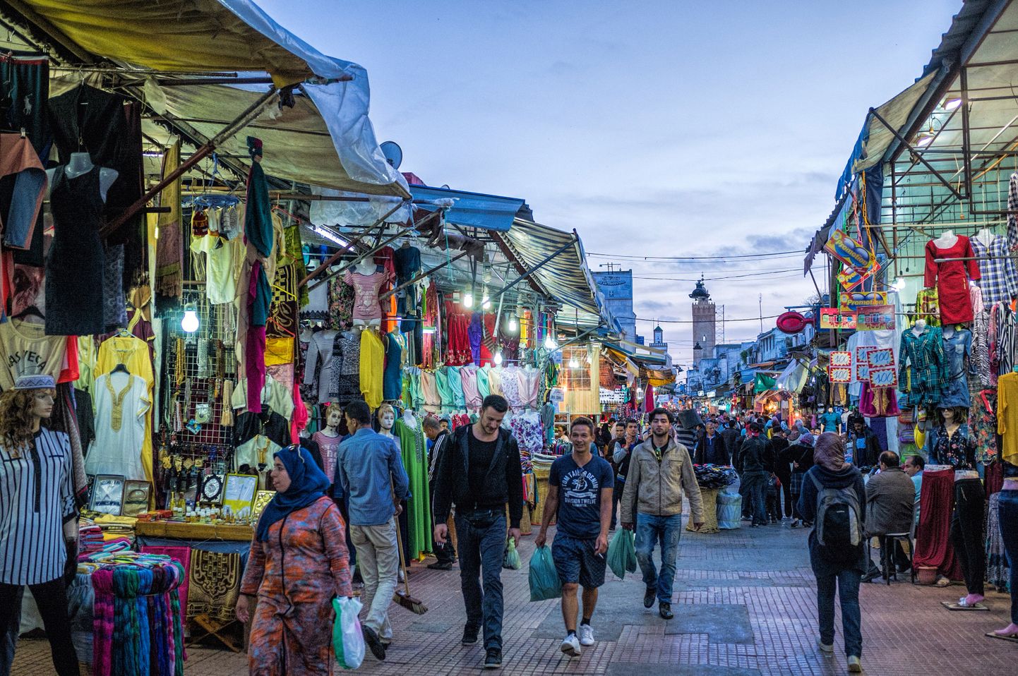 Inimesed jalutamas Rabati turul. Maroko võimude väitel aitab talveajale üleminekust loobumine paremini kasutada päevavalgust.
