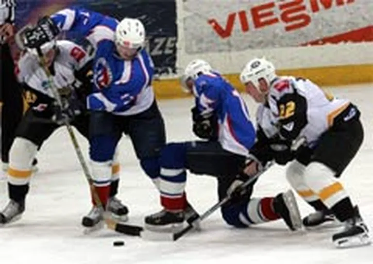 Cīņa par Latvijas čempiontitulu ir sākusies gan stāvus, gan uz ceļiem.