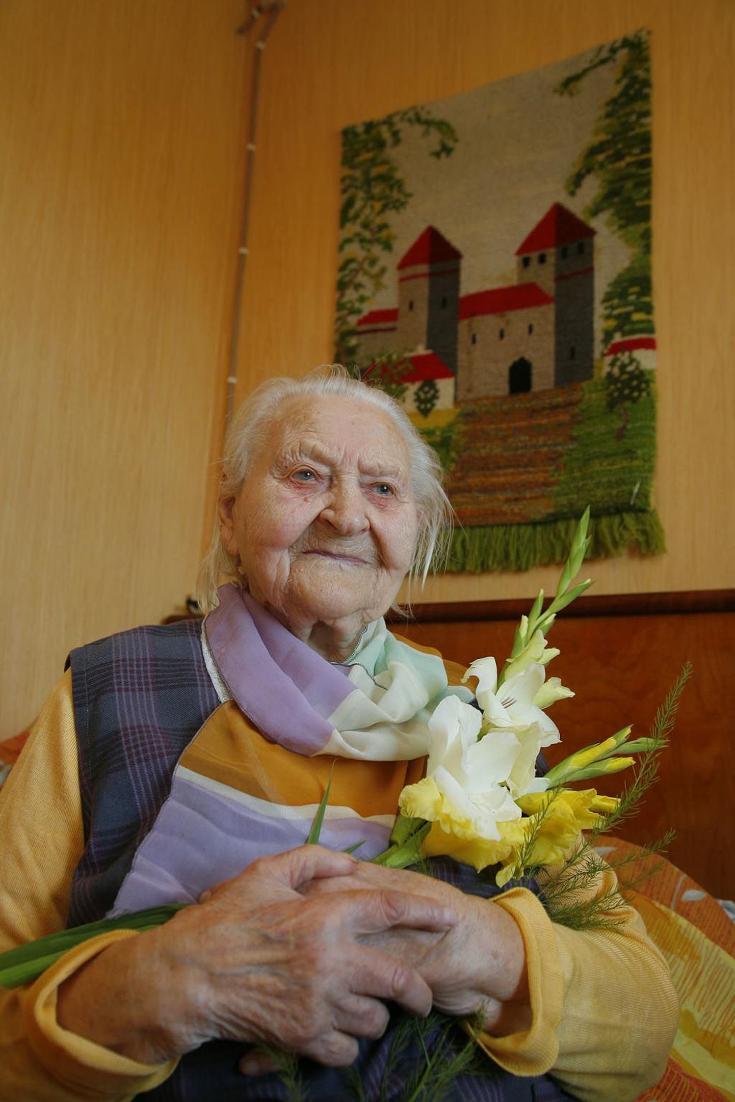 “Mina olen seda tööd teinud nii palju, et seda ei kujuta ette,” ütleb täna 100. sünnipäeva pidav Raheste küla elanik Alma Rannapõld.