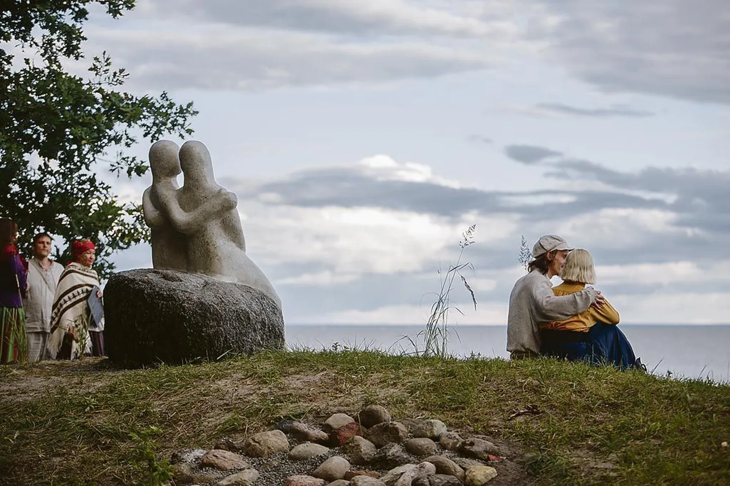 Legendi kuju saamisloost Valgeranda mängisid rahvale ette Liis Künnapas Matildena ja Otto-Georg Kirsi Intsuna.