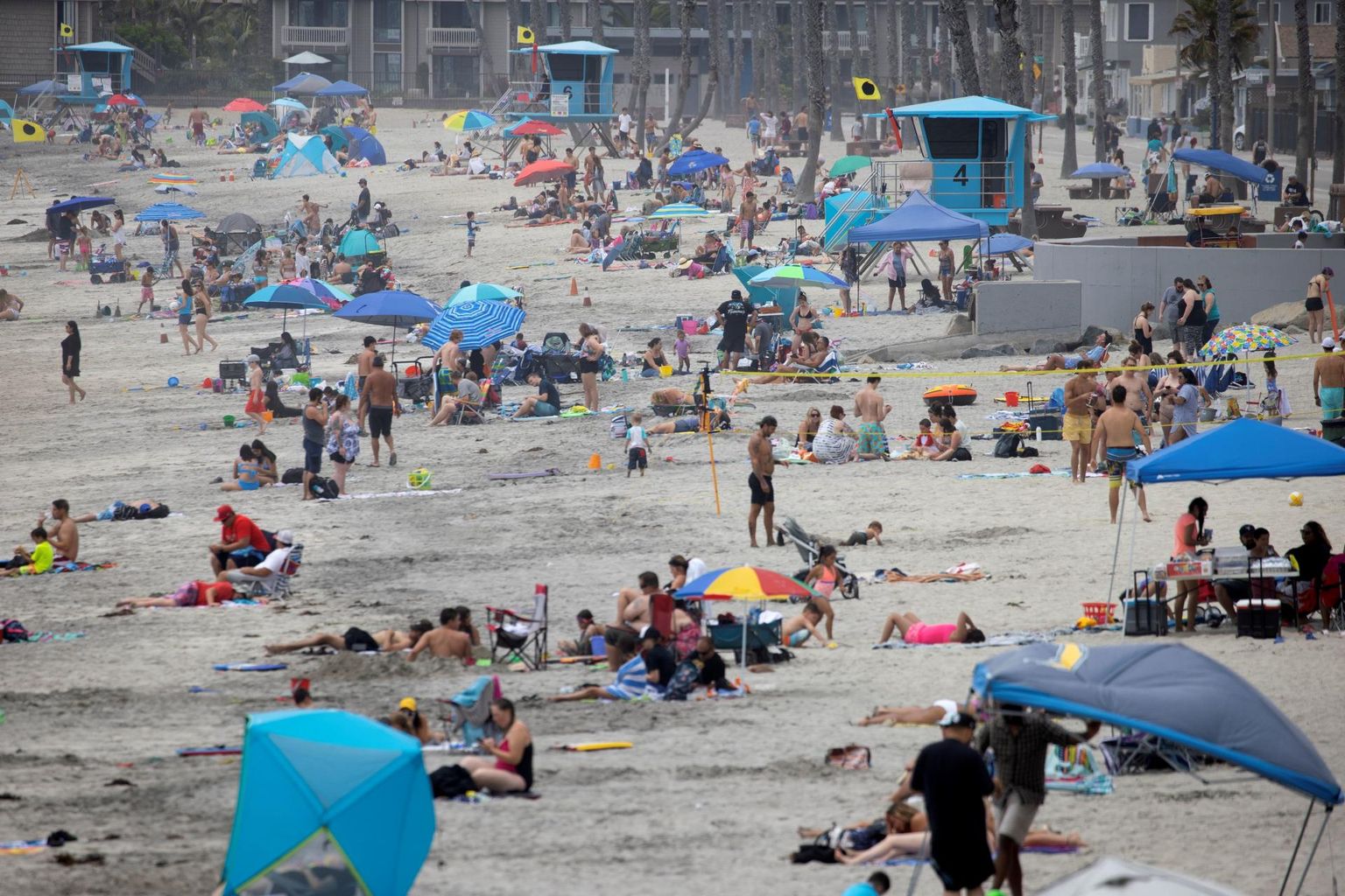 Oceanside’i rand oli nädala alguses rahvast täis, hoolimata California rekordilisest koroonajuhtumite kasvust. 