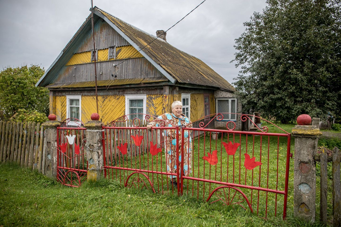 69-aastane Aleksandra elab suvel Minski oblastis Benitsa külas, talvel Maladetšnõi linnas. Pensionil lesknaine saab kuus 140 rubla (63 eurot) pensioni. «Söögiks jätkub, aga maja remondiks küll mitte,» nendib ta. Enne pensionile jäämist töötas naine tehases, kuid sellest ei taha ta pikemalt rääkida.

Aleksandra kasvatab oma aias juurvilju. «Just võtsin viimased porgandid üles. Olen juba nii väetiks jäänud, et pidin selleks taburetil istuma,» räägib naine.
