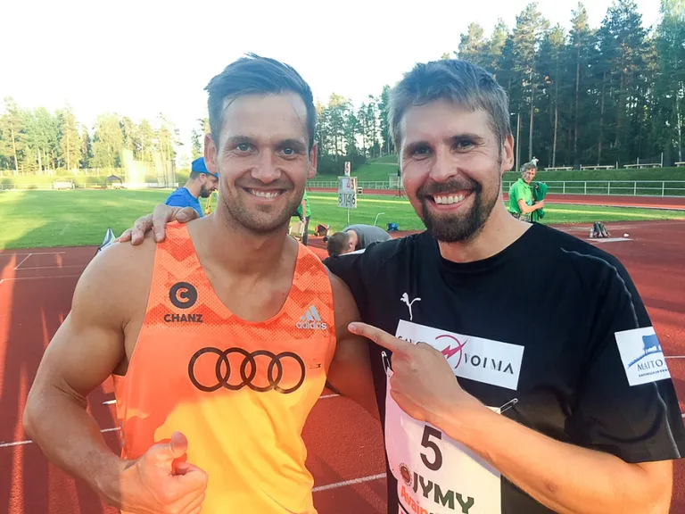 Heatujulised Magnus Kirt ja Londoni OM-hõbe Antti Ruuskanen poseerisid pärast võistlust ühispildil. Soomlase näpp osutab mehele, kes jäi seekord kindlalt peale.
