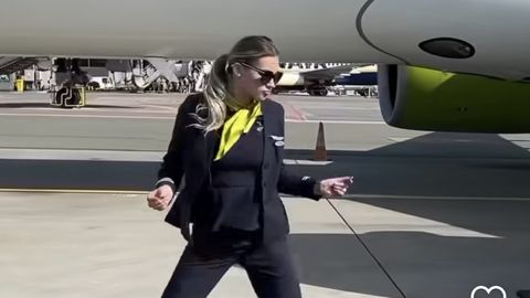 ВИДЕО ⟩ Танец стюардессы airbaltic привел людей в неистовый восторг