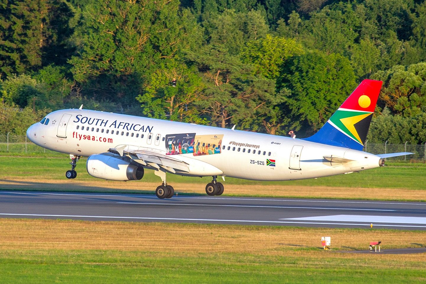 South African Airwaysi lennuk Airbus A320 Tallinna lennuväljal.
