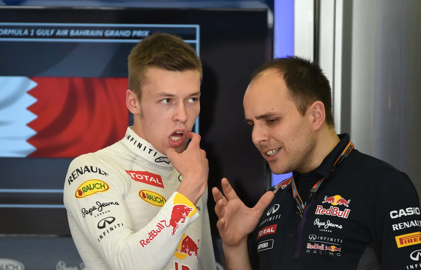 Даннил Квят (слева) обсуждает вопросы гонки с представителем команды на Гран-при Бахрейна.