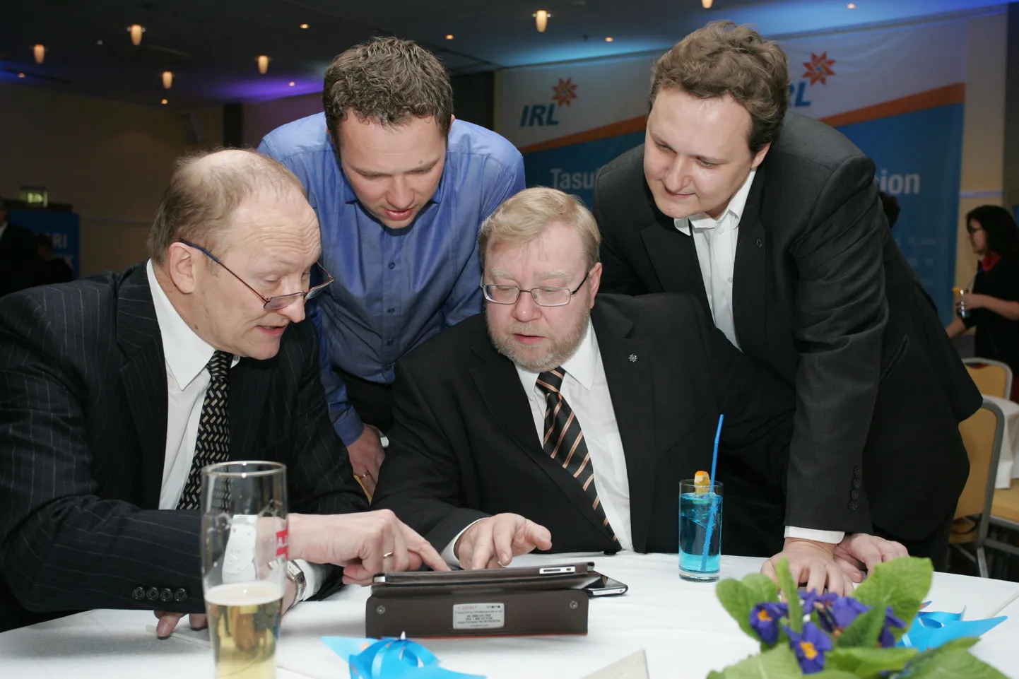 Jaak Aaviksoo, Margus Tsahkna, Mart Laar ja Indrek Raudne IRLi valimispeol tulemusi jälgimas.
