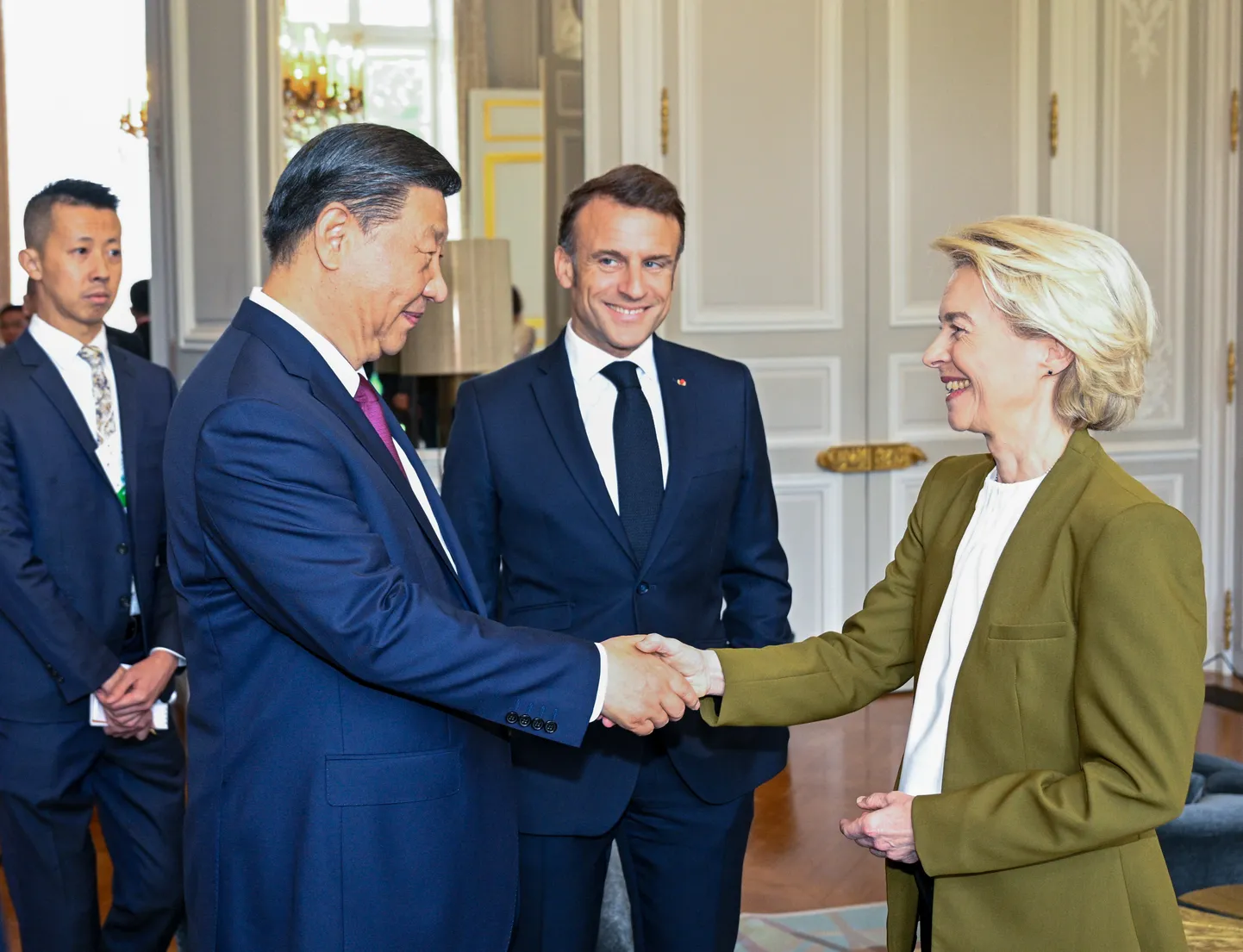 Hiina president Xi Jinping surub Euroopa Komisjoni presidendi Ursula von der Leyeni kätt Hiina, Prantsusmaa ja Euroopa Liidu tippkohtumisel Pariisis 6. mail 2024.