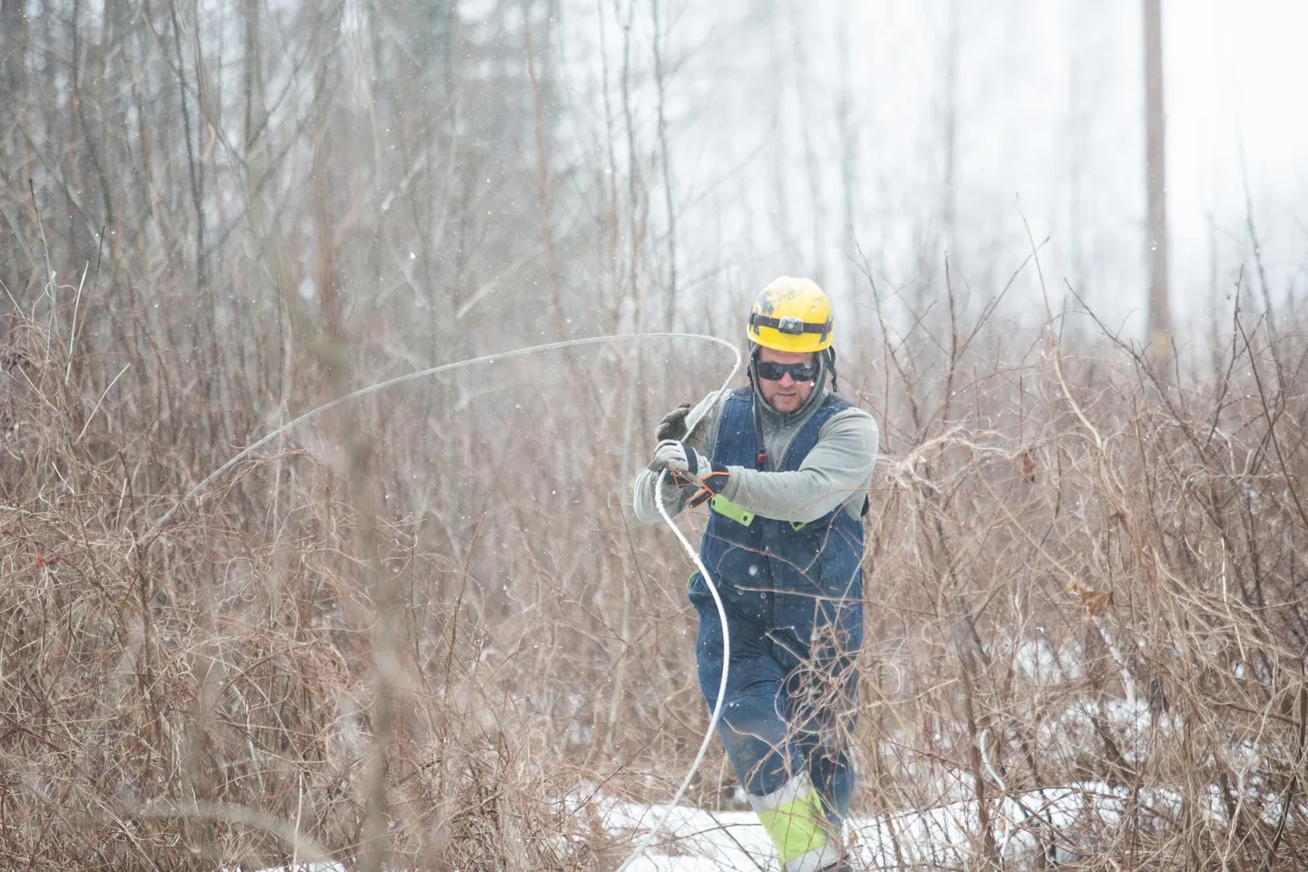 Elektrilevi rikkebrigaadid tegelevad elektriühenduse taastamisega. Pilt on illustratiivne.