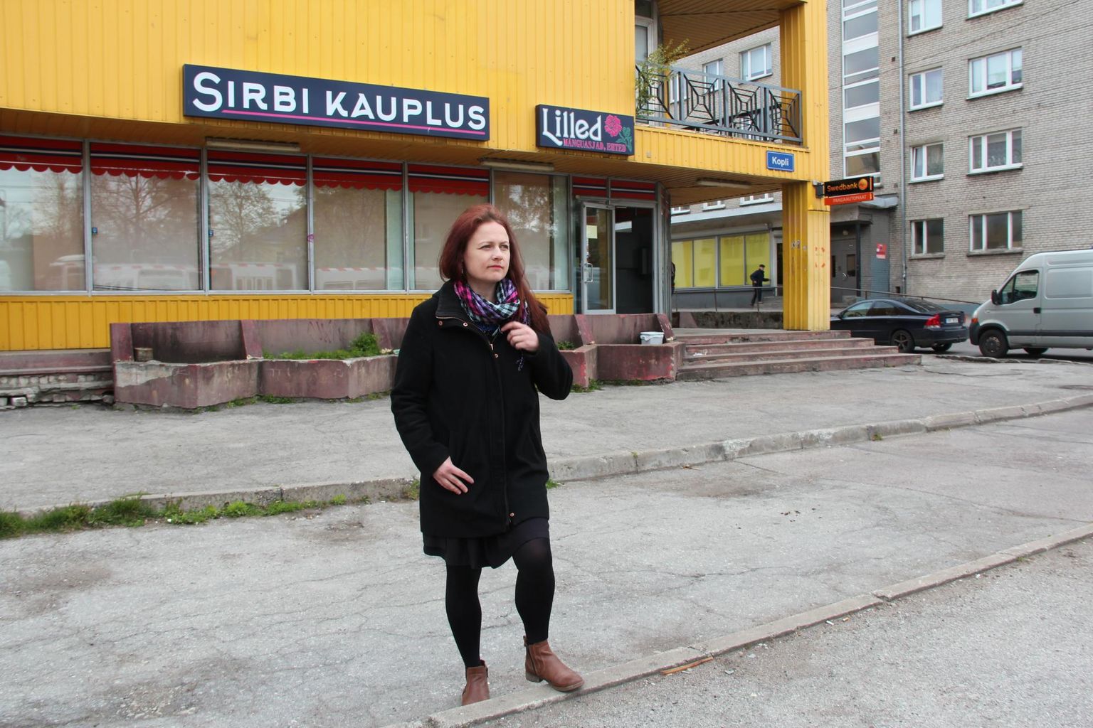 Luuletaja Kädi Kallau Koplis legendaarse Sirbi kaupluse ees.