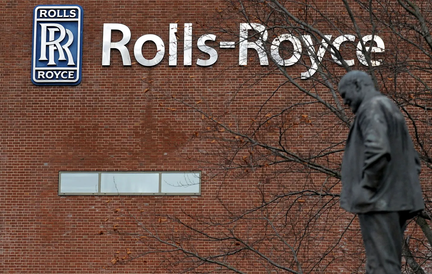 Rolls Royce'i tehas Kesk-Inglismaal Derbys. Esiplaanil firma rajanud Henry Royce'i kuju.