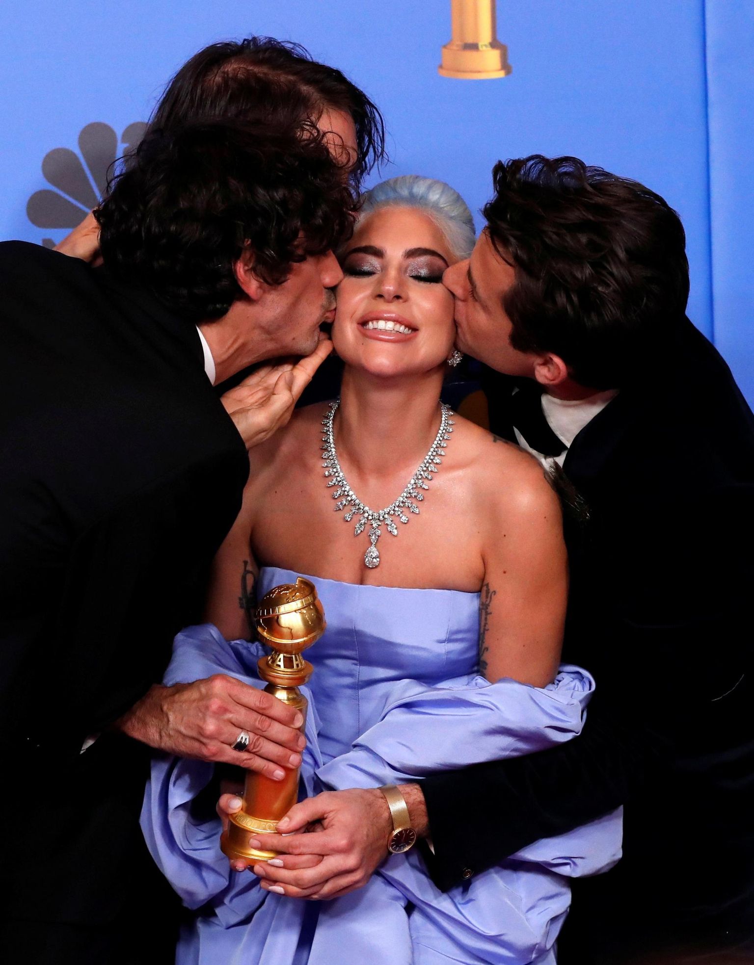Lady Gaga pälvis Kuldgloobuse parima filmillaulu «Shallow» eest filmis «Täht on sündinud». Pildil musitavad teda laulu kaasautorid Anthony Rossomando, Andrew Wyatt ja Mark Ronson.