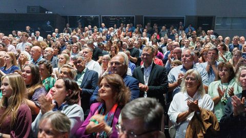 REPORTAAŽ RIIAST ⟩ «Kus on eestikeelsed sildid?» ehk Kuidas «Rahamaa»-näljane eesti publik Läti teatri vallutas