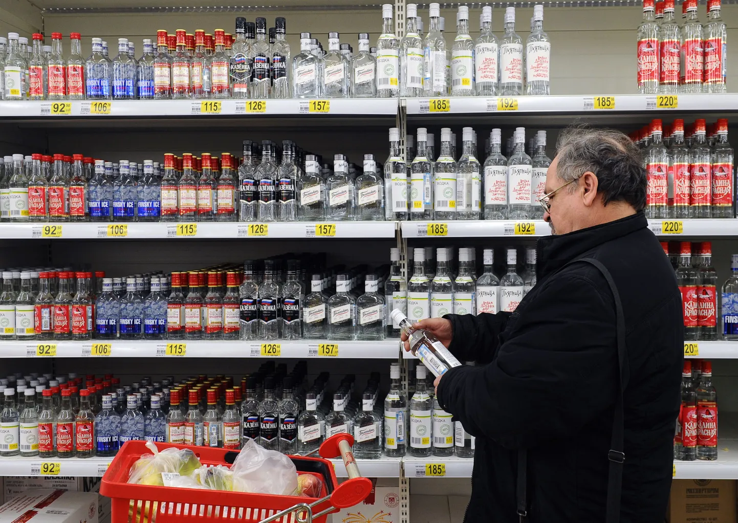 За последние пять лет россияне стали на треть меньше пить и настолько же реже травились спиртным.