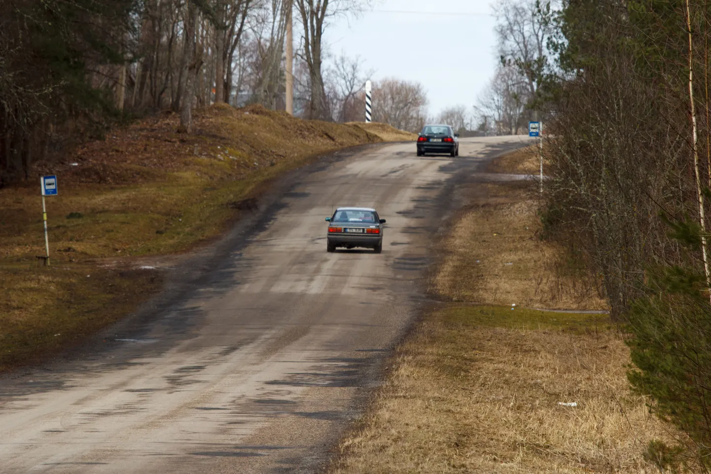 Kui jalakäijad ja jalgratturid saavad ilmselt juba järgmisel aastal kasutada uut kergliiklusteed, mis kulgeb Lõuna ja Võru tänava ristmikust Toogipalu kalmistuni, peavad autoomanikud jätkuvalt leppima lapitud autoteega.
