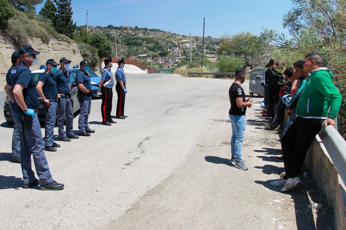 Agrigento linna lähedal Sitsiilia lõunaosas kontrollivad politseinikud migrante. 24.05.2020