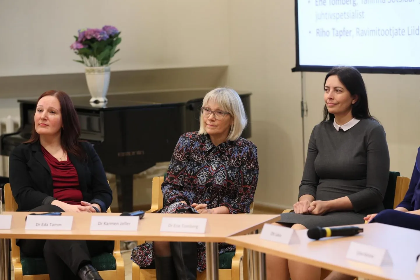 Tervishoiutöötajad Gerli Liivet, Eda Tamm ja Karmen Joller vaktsineerimise ümarlaual.