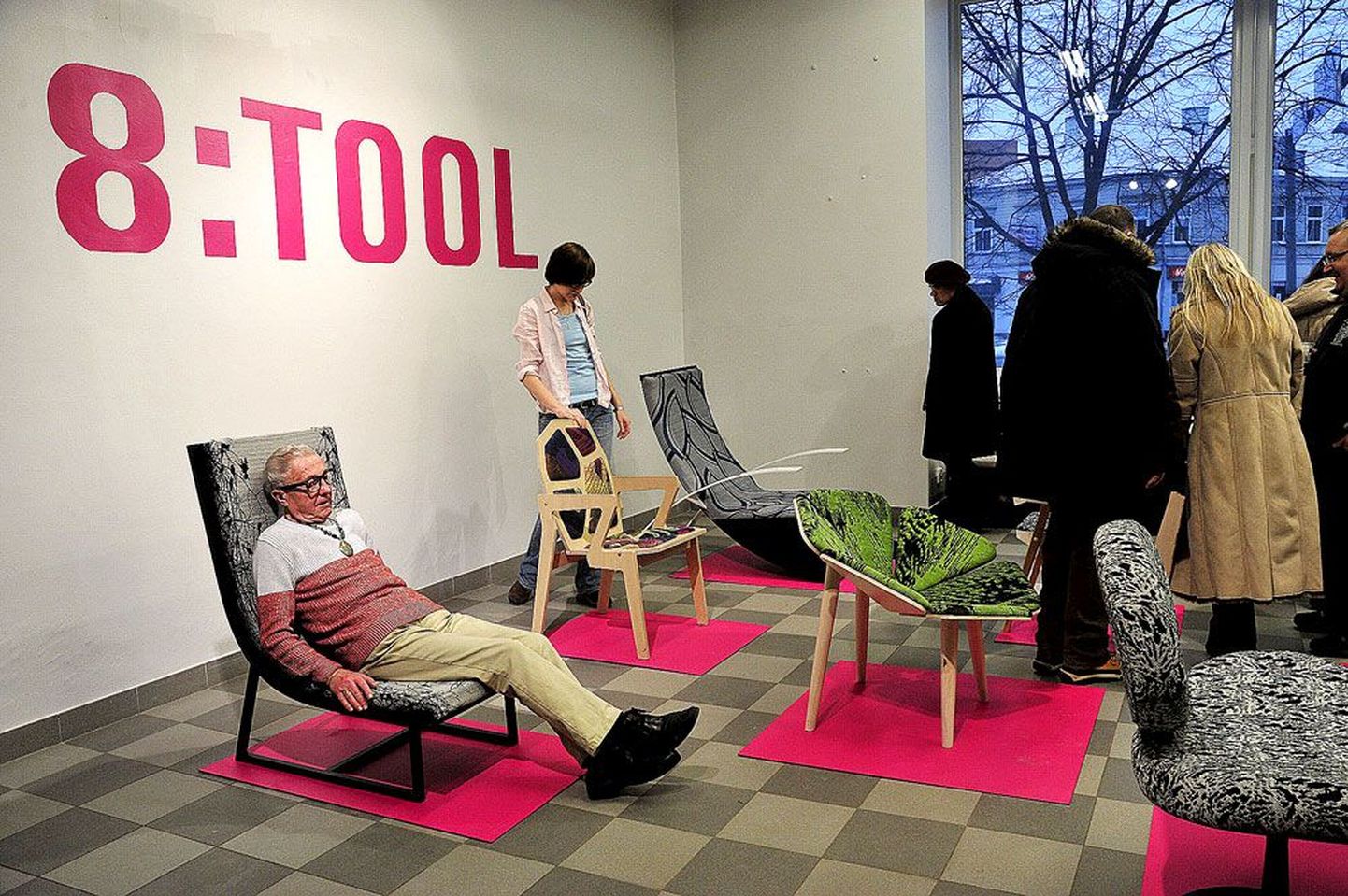 Teiste hulgas proovis näituse avamisel toolide mugavust etnoloog ja 
luuletaja Kalju Konsin.