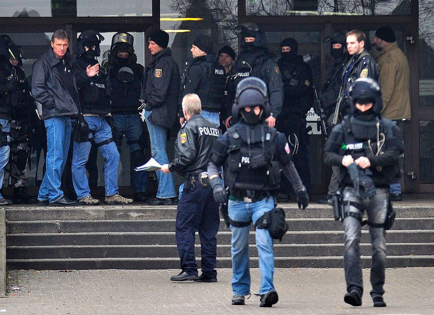 Politseinikud Ludwigshafeni kutsekooli ees.