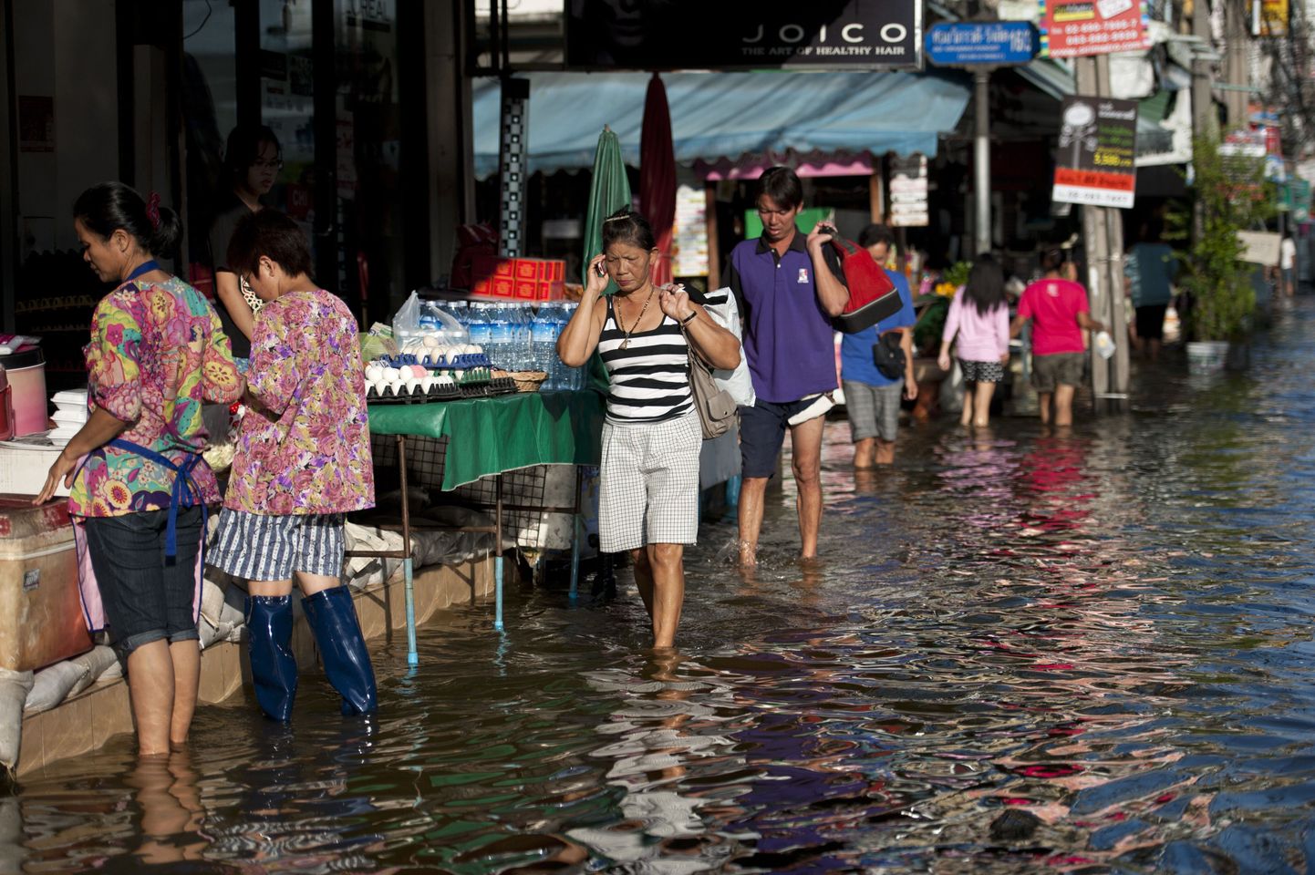 Üleujutus Bangkokis Lat Phrao linnaosas.