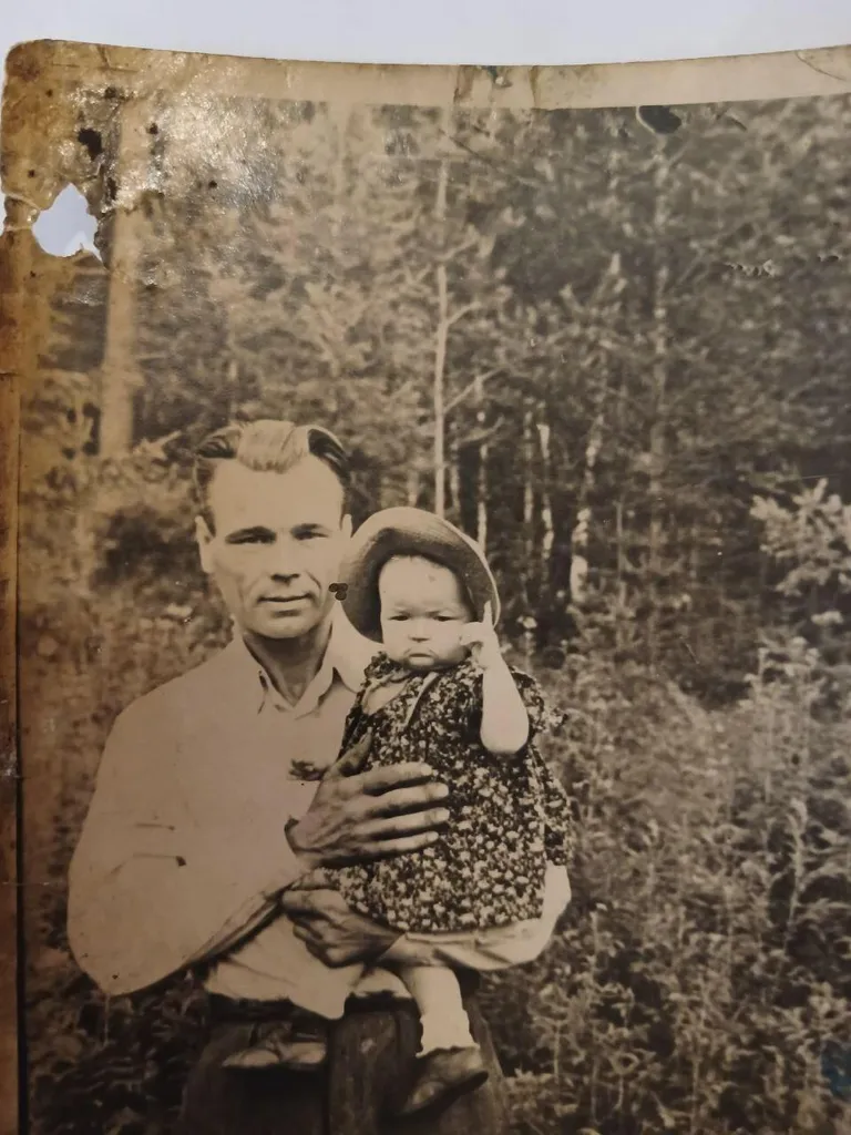 Йоханнес Ээнок с дочерью Ольгой в 1958 году в Калкасете, Красноярский край.