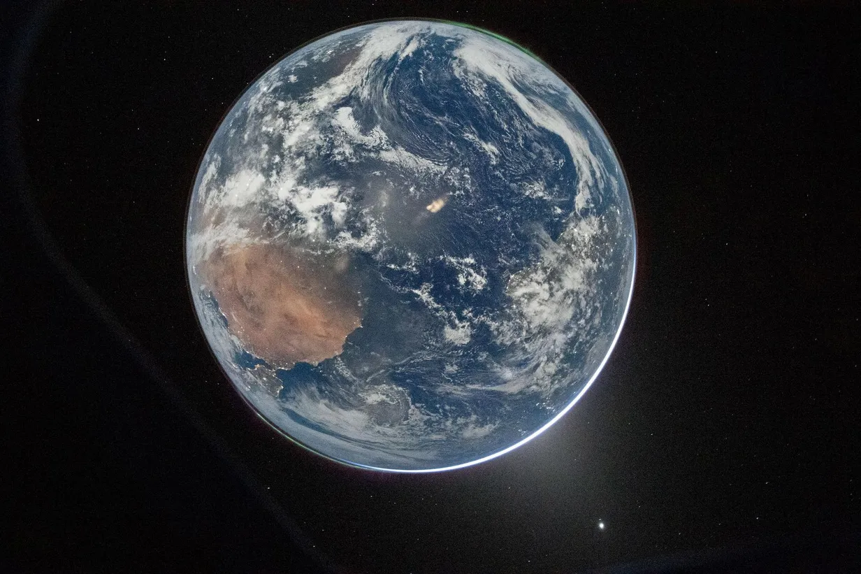 FOTO NASA Mēness misijas astronauts uzņem iespaidīgu Zemes fotogrāfiju