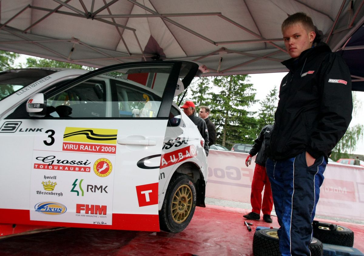 Tänak tegi oma WRC debüüdi Portugali rallil 2009. aastal. Siin on aga Tänak samal aastal Viru rallil oma Subaru kõrval. 