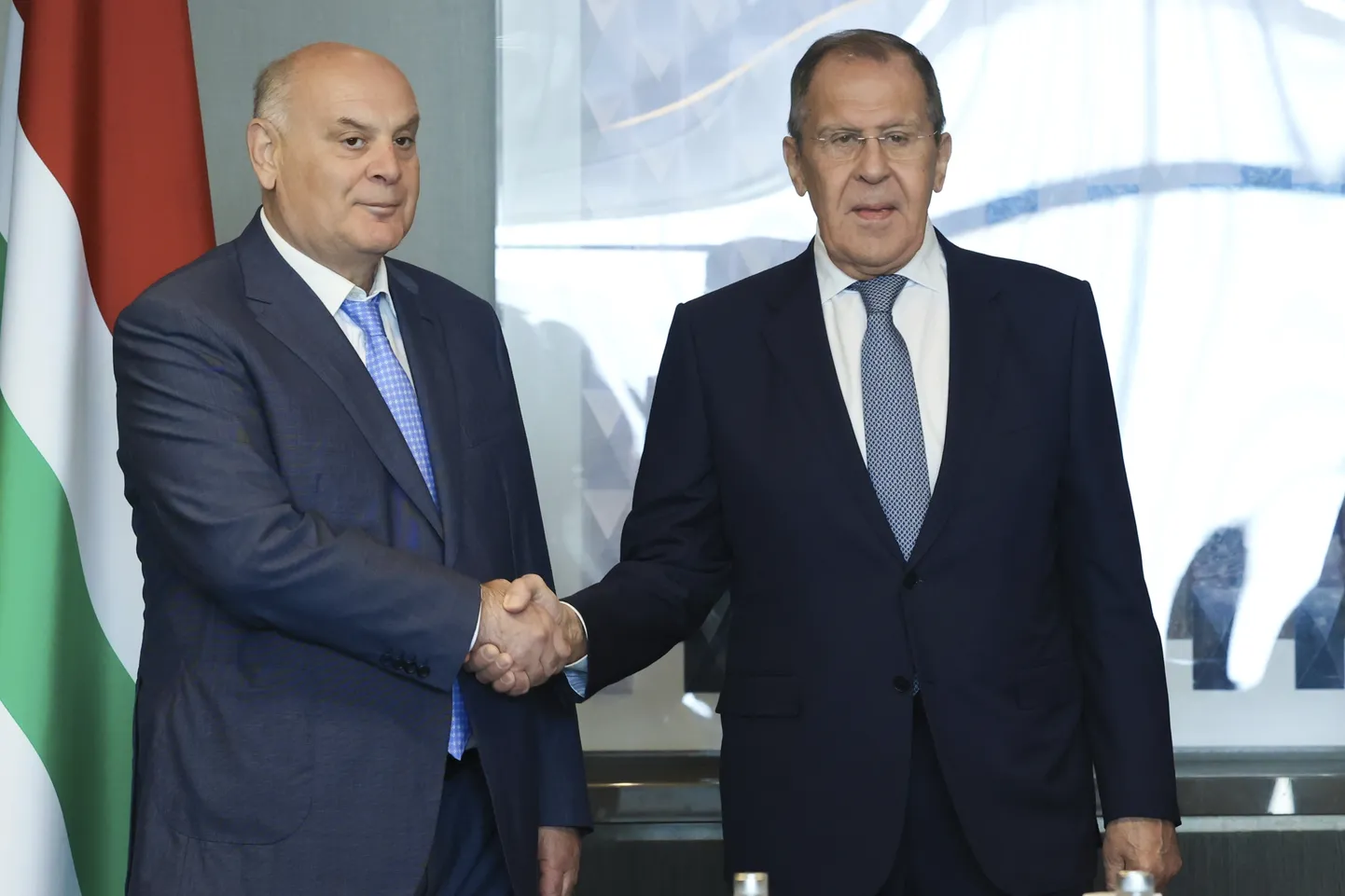 Isehakanud Abhaasia president Aslan Bžania ja Venemaa välisminister Sergei Lavrov oktoobris 2023 Sotšis toimunud kohtumisel.