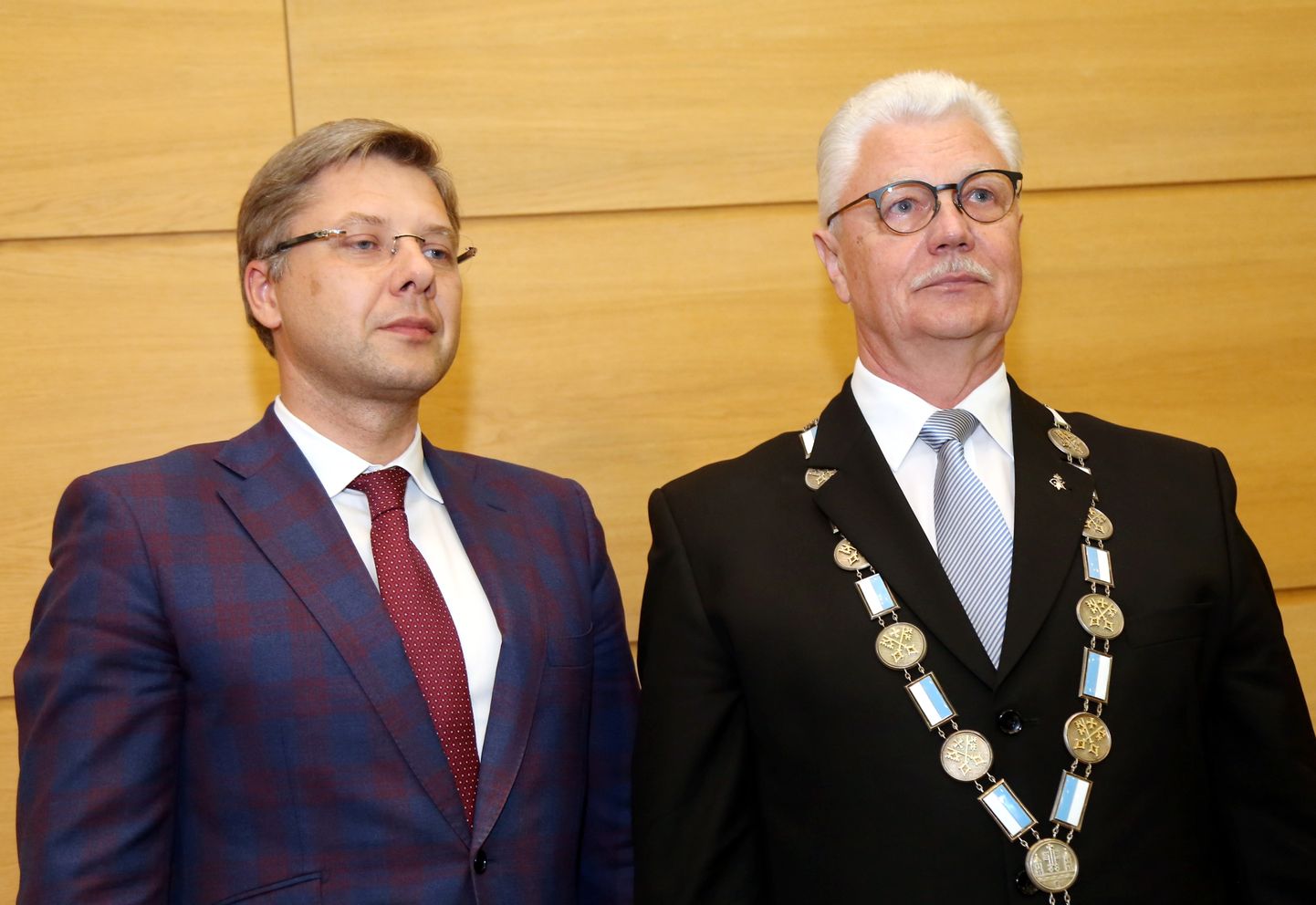 Bijušais Rīgas domes priekšsēdētājs Nils Ušakovs (no kreisās) un jaunievēlētais Rīgas domes priekšsēdētājs Dainis Turlais piedalās Rīgas domes ārkārtas sēdē.