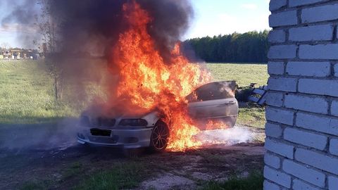 LÜHIDALT ⟩ Iisakus põles sõiduauto
