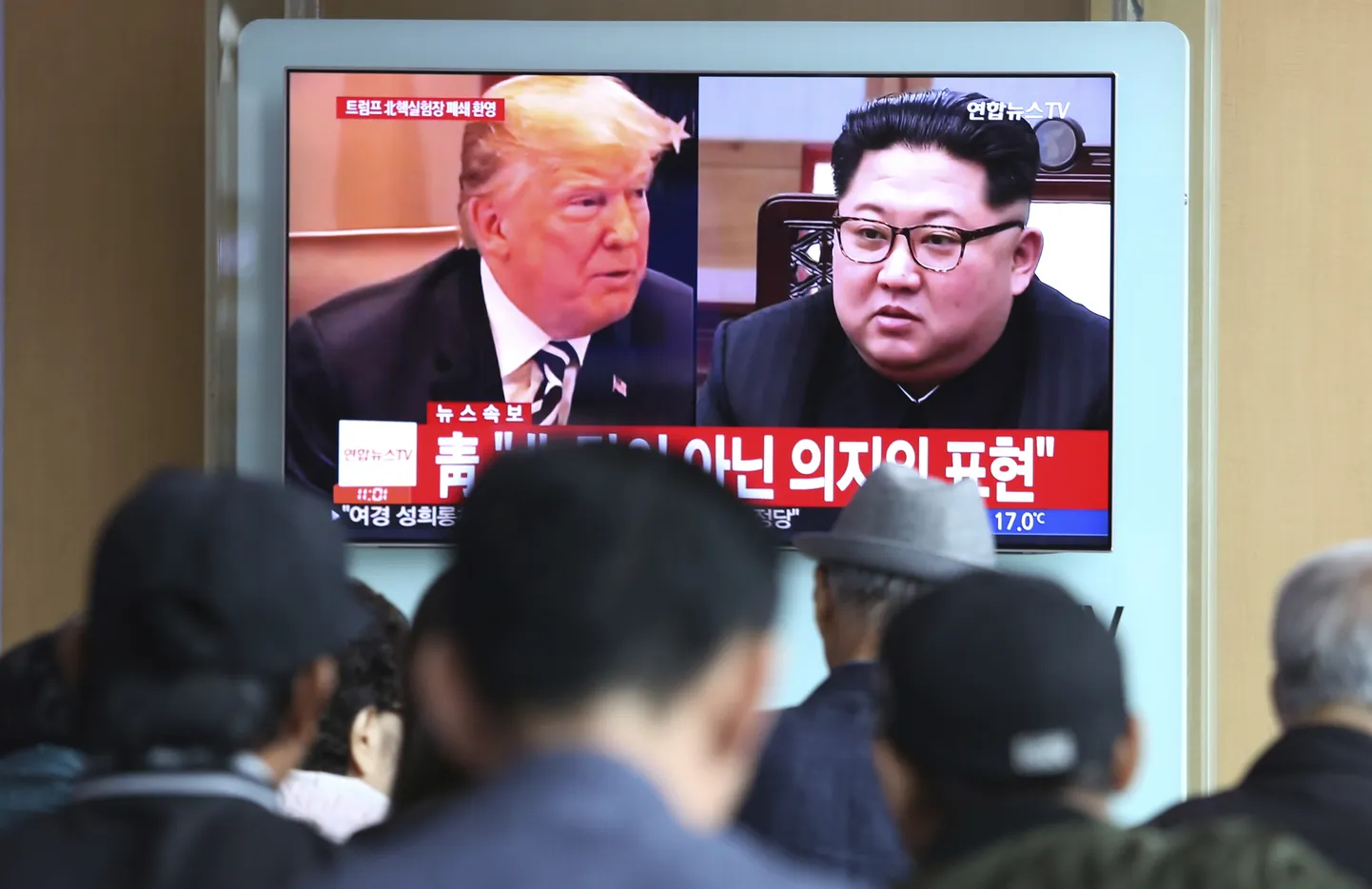 Reisijad vaatavad Souli raudteejaamas televiisorist uudiseid Ameerika presidendi Donald Trumpi ja Põhja-Korea juhi Kim Jong-uni plaanitavast kohtumisest.