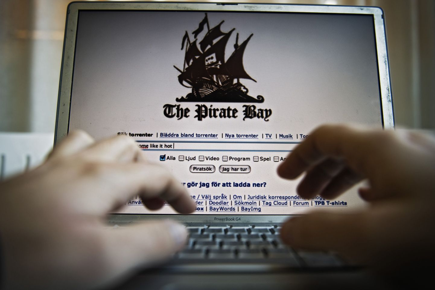 Скриншот заглавной страницы портала Pirate Bay, где размещены ссылки на различные материалы, включая пиратские копии.