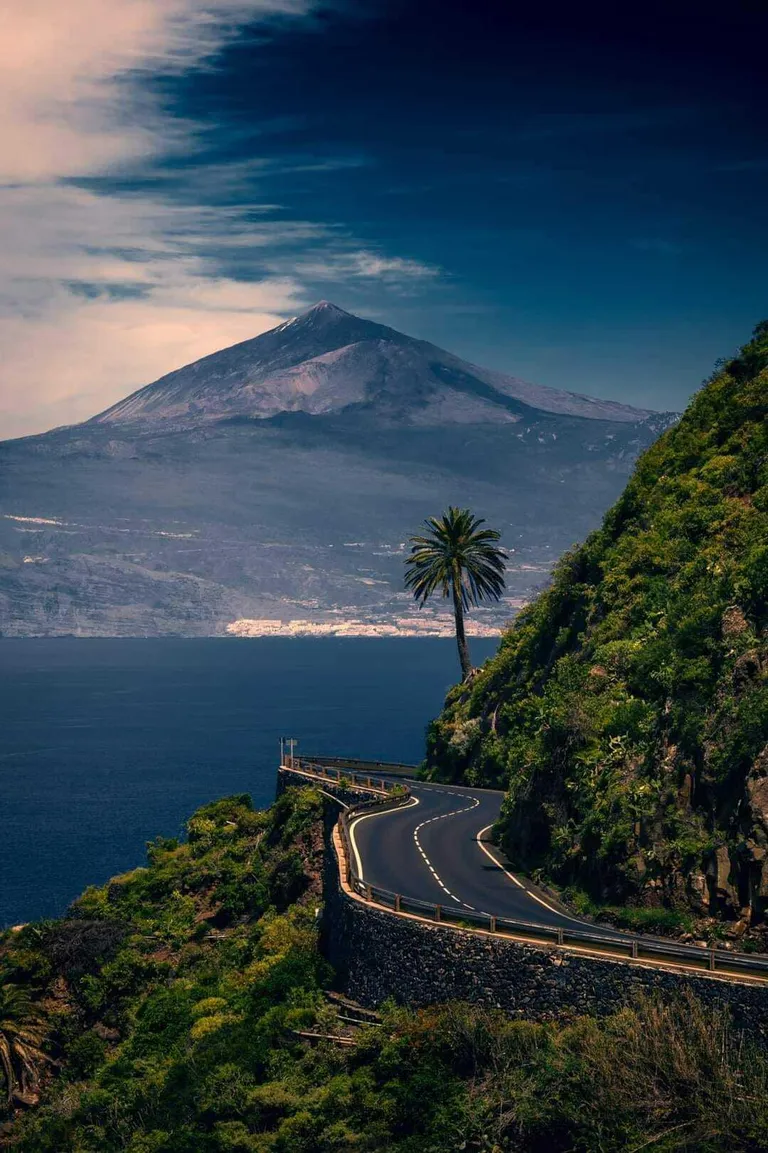 Selle müraka jalamil ei saa enamasti arugi, kui suur ta tegelikult on. Sellisena paistab El Teide lähimale naabrile ehk La Gomerale.