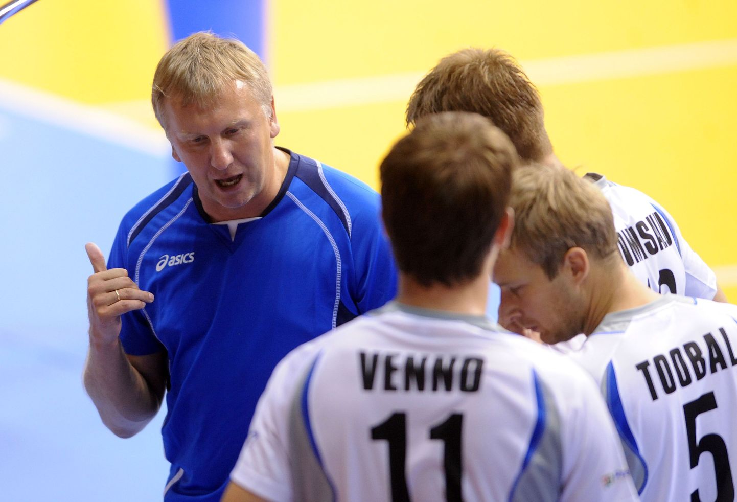 Eesti võrkpallikoondise peatreener Avo Keel (sinises) meestele nõuandeid jagamas.