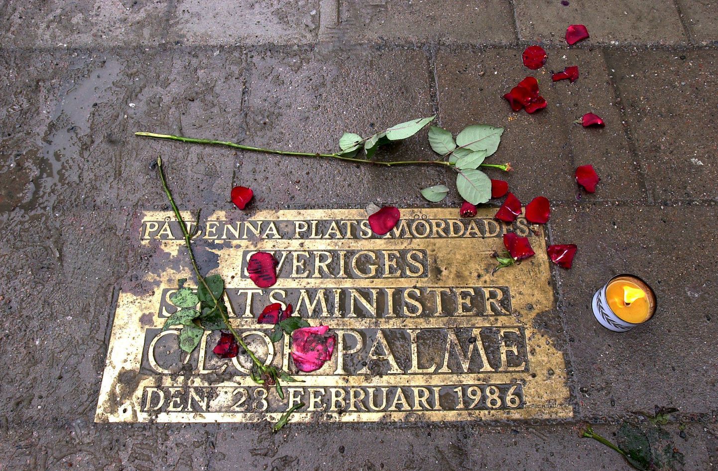 Mälestusplaat Stockholmi kesklinnas, kus tundmatu kurjategija lasi aastal 1986 maha Rootsi tollase peaministri Olof Palme.