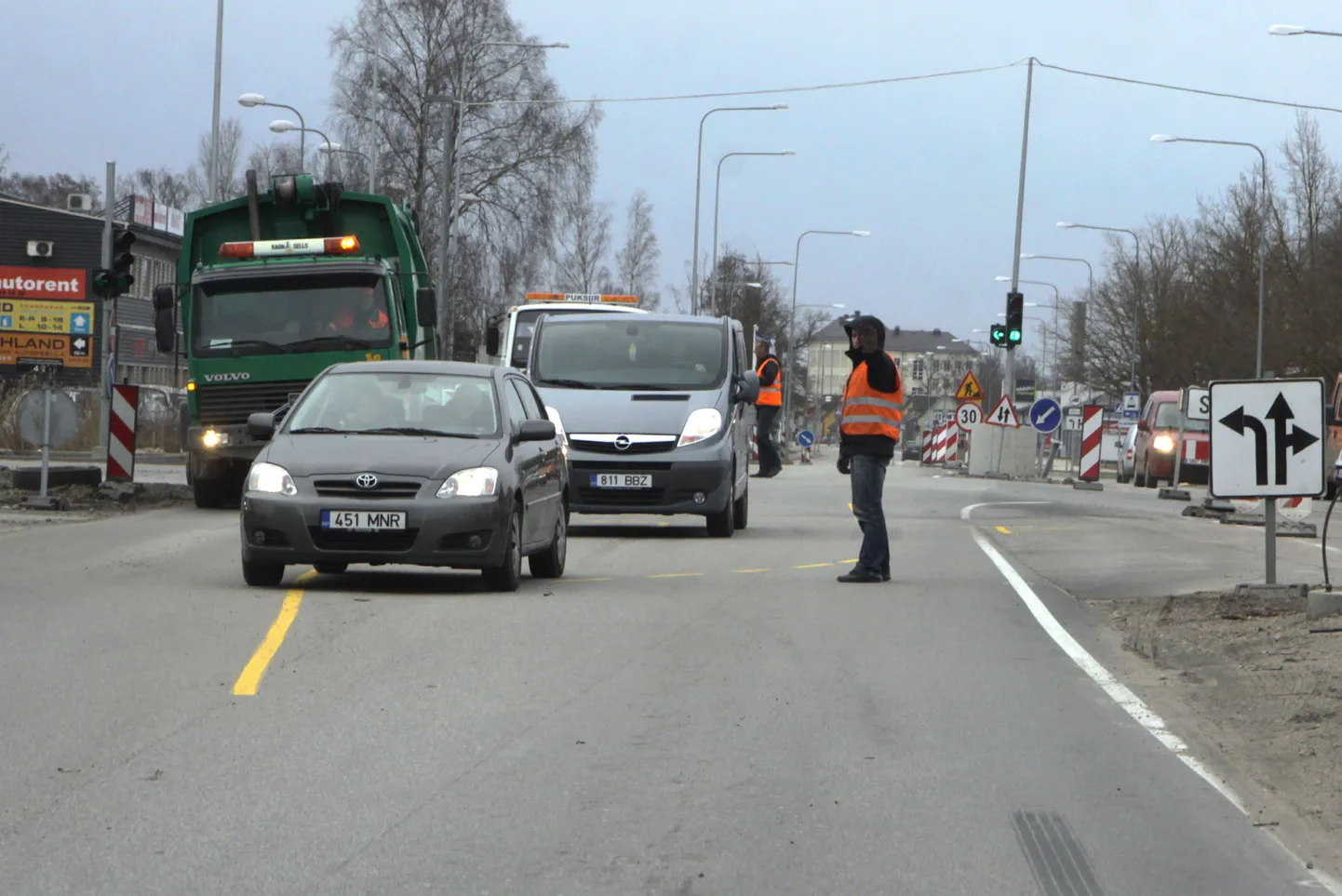 PRN01:TALLINNA MAANTEE JA EHITAJATE TEE RISTMIK,LIIKLUSKORRALDUS SEOSES VIA BALTICA EHITUSEGA : PÄRNU, EESTI,16APR12-
al/FOTO ANTS LIIGUS PÄRNU POSTIMEES