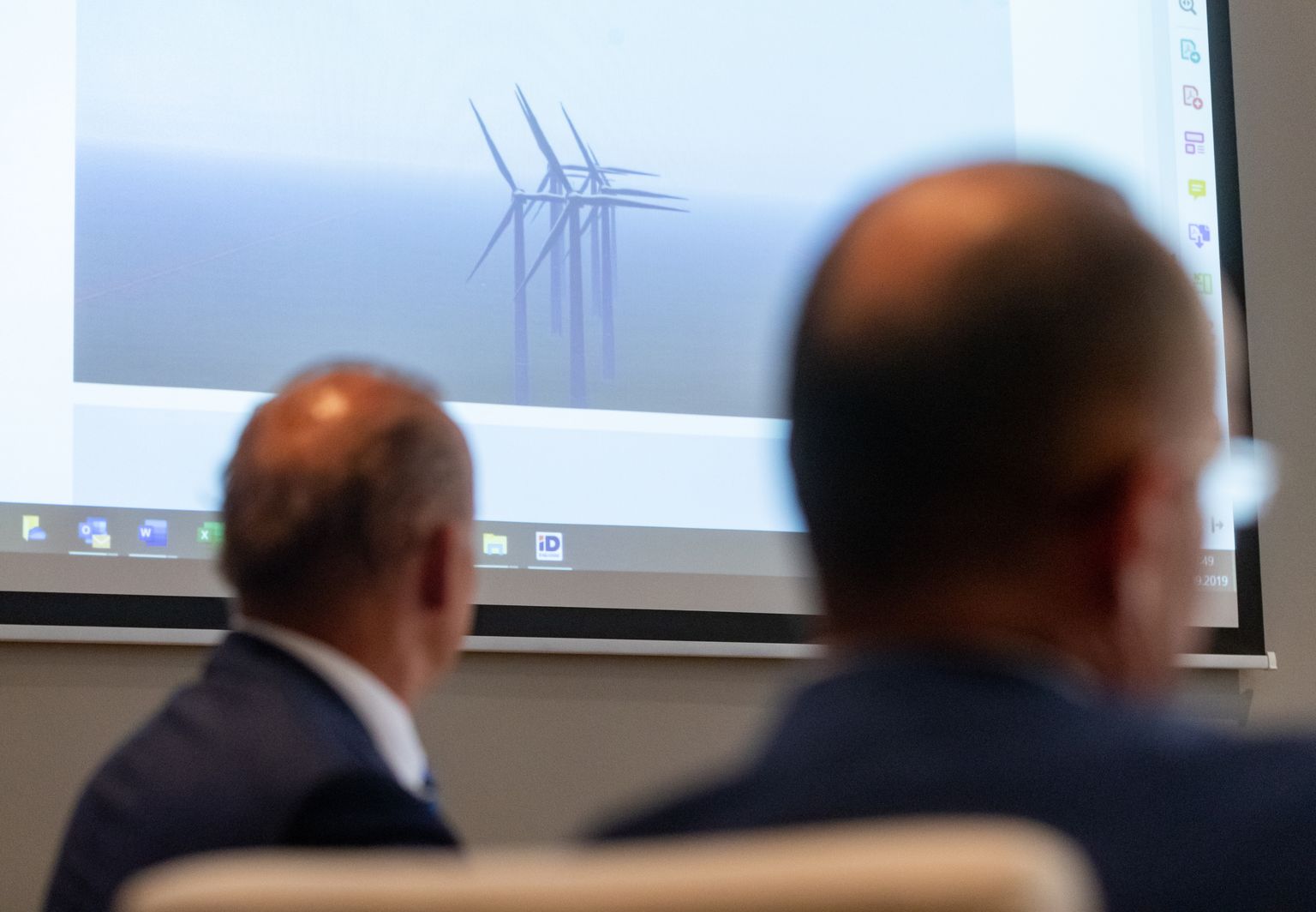 Олег и Андрес Сынаялги давали объяснения Департаменту защиты прав  потребителей и технического надзора по поводу парка ветряков в Айду.
