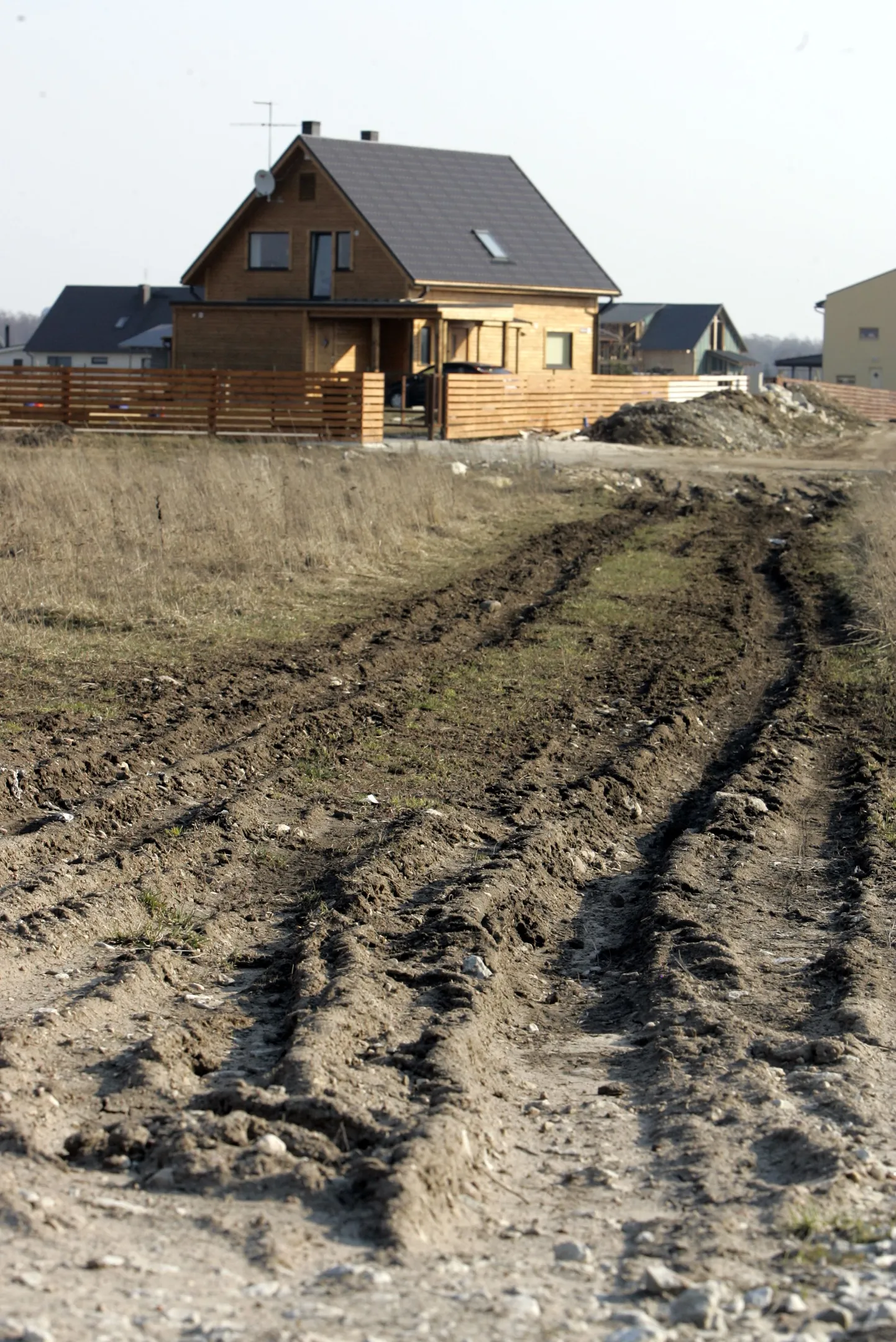 Arendus pooleli, elanikud sõidavad koju otse üle põllu.