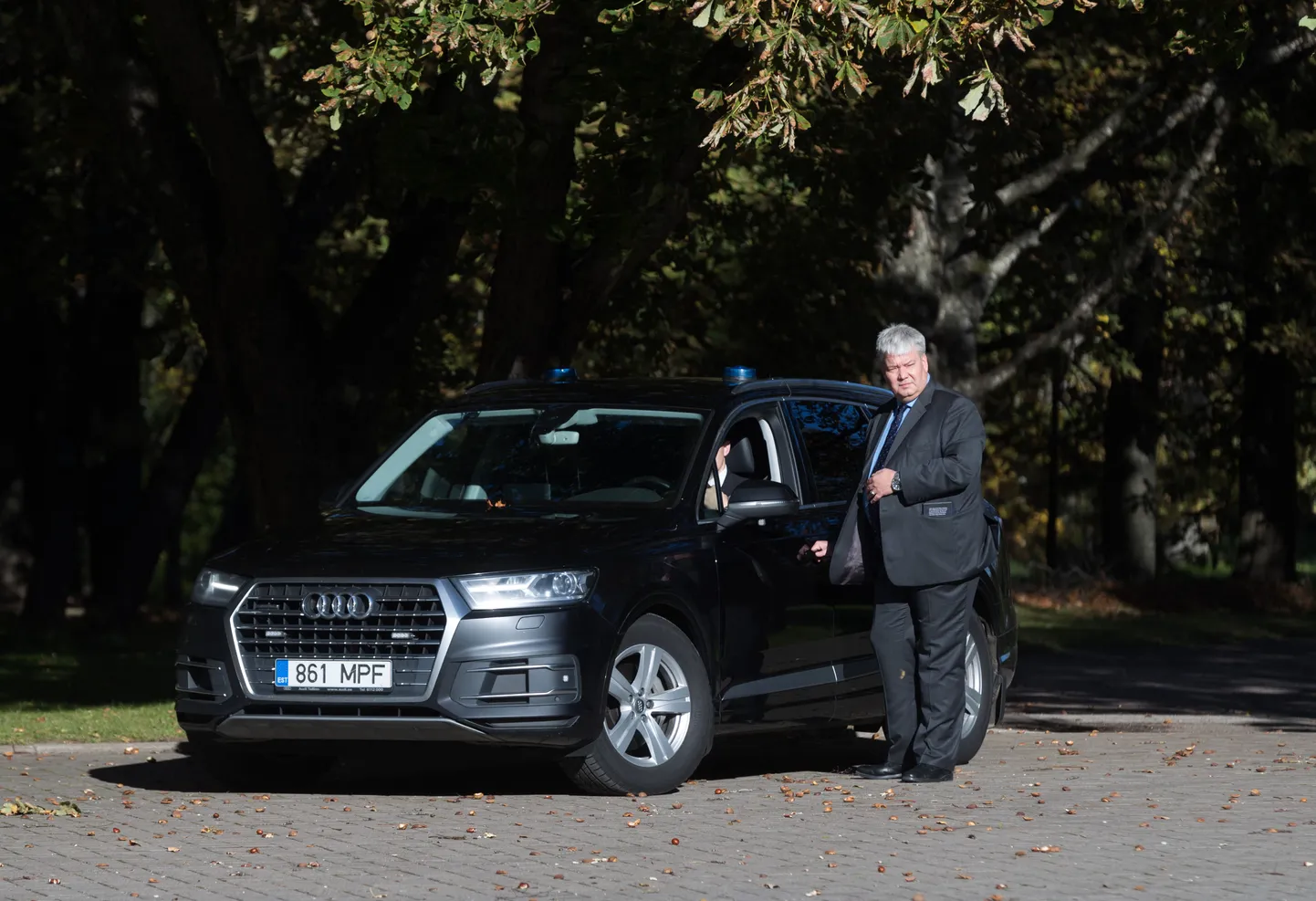 Turvaauto kõrval seisab presidendi avalike suhete nõunik Toomas Sildam.