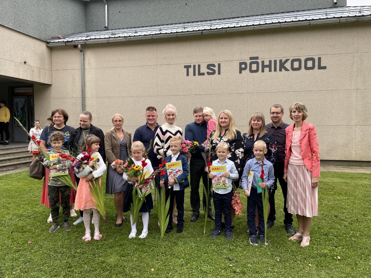 Tilsi põhikooli 1. klassi lapsed koos pereliikmete ja klassijuhataja Marge Muistega