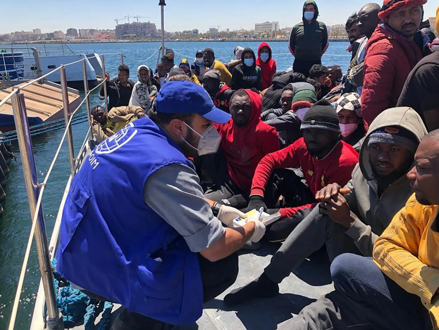 Rahvusvaheline Migratsiooniorganisatsiooni abitöötajad sisserändajaid abistamas.