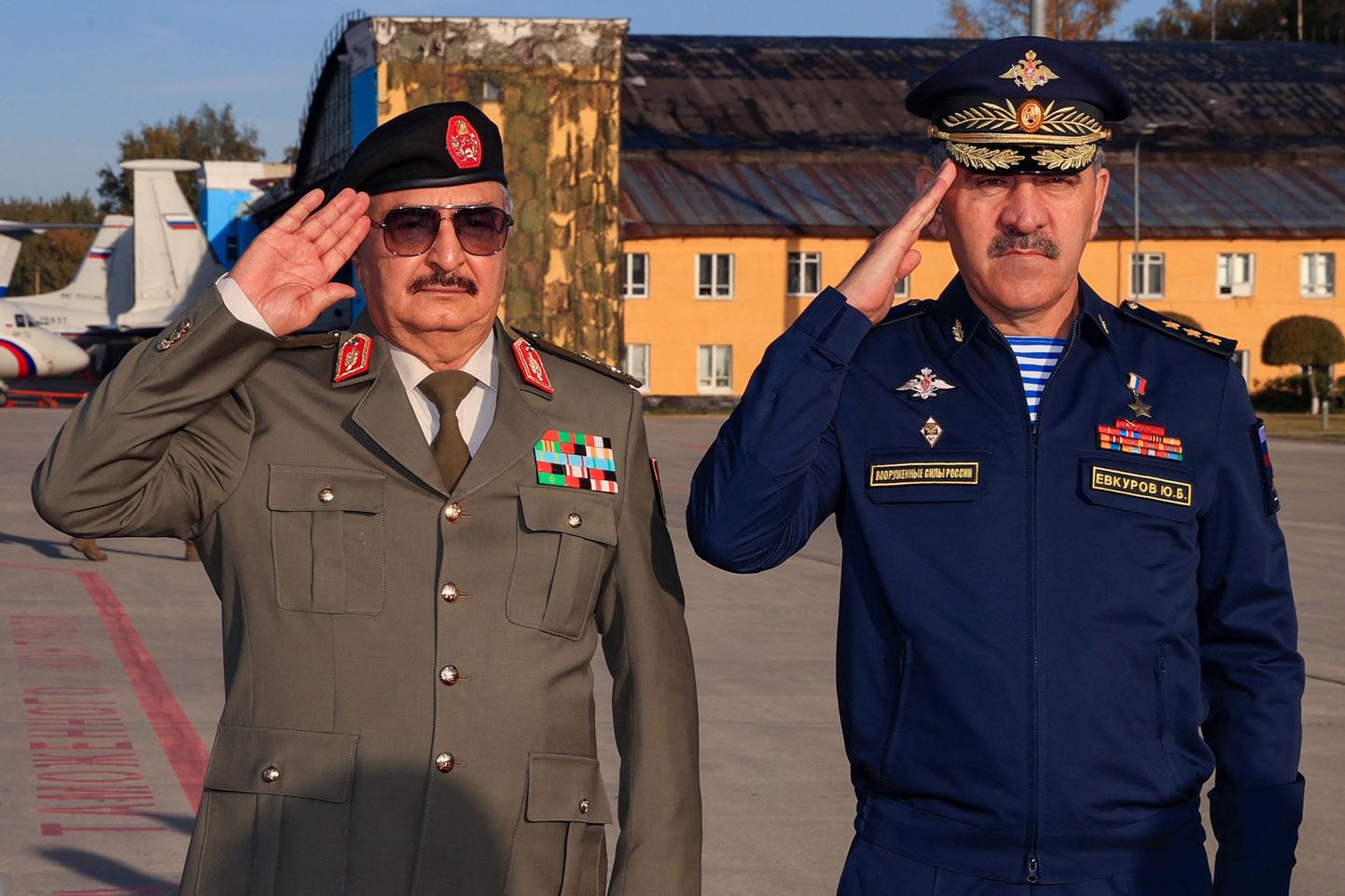Liibüa idaosa kontrolliv sõjapealik Khalifa Haftar (vasakul) väisas septembri lõpus Moskvat, kus teda võttis vastu Venemaa asekaitseminister Junus-bek Jevkurov.