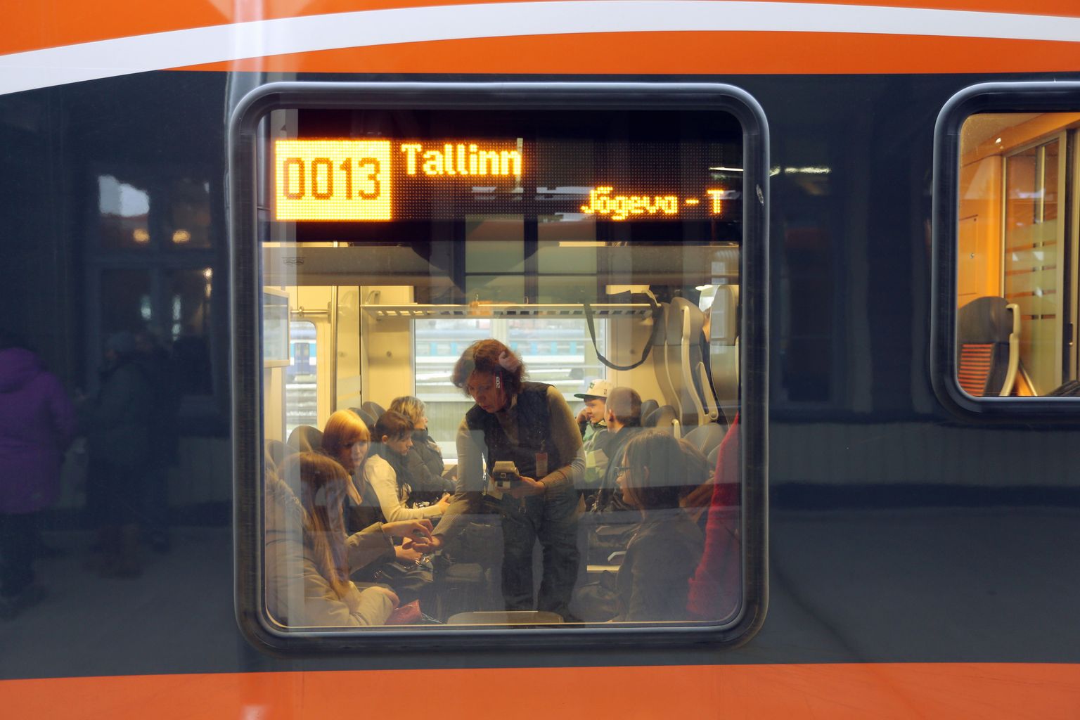 Elroni rongiliiklus. Pildil piletimüüja Tallinnasse väljuval rongil.