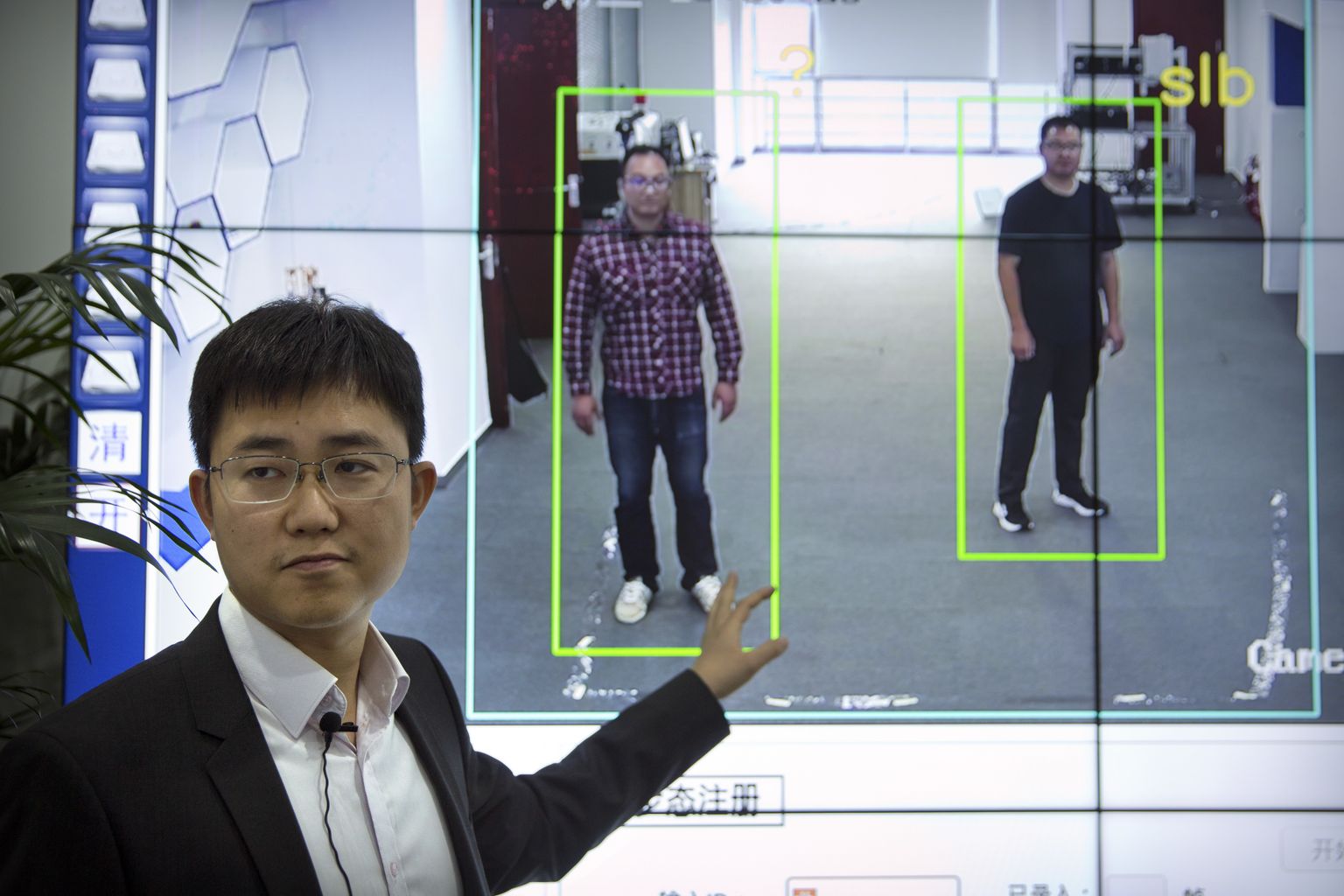 Hiina startup'i Watrix juht Huang Yongzhen tutvustab tarkvara, mis teeb isiku kindlaks ka siis kui ta nägu ei ole näotuvastuseks piisava teravusega kaadris. Pilt on illustratiivne ja tarkvara ei ole Tallinkiga seotud
