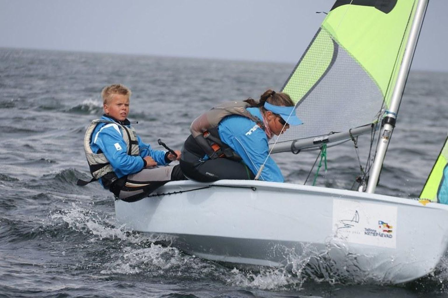 Pärnu jahtklubi purjespordikooli kasvandikud Andrias Sepp (vasakul) ja Liise Väliste võitsid Hiiumaa regatil nooremas grupis teise auhinna.