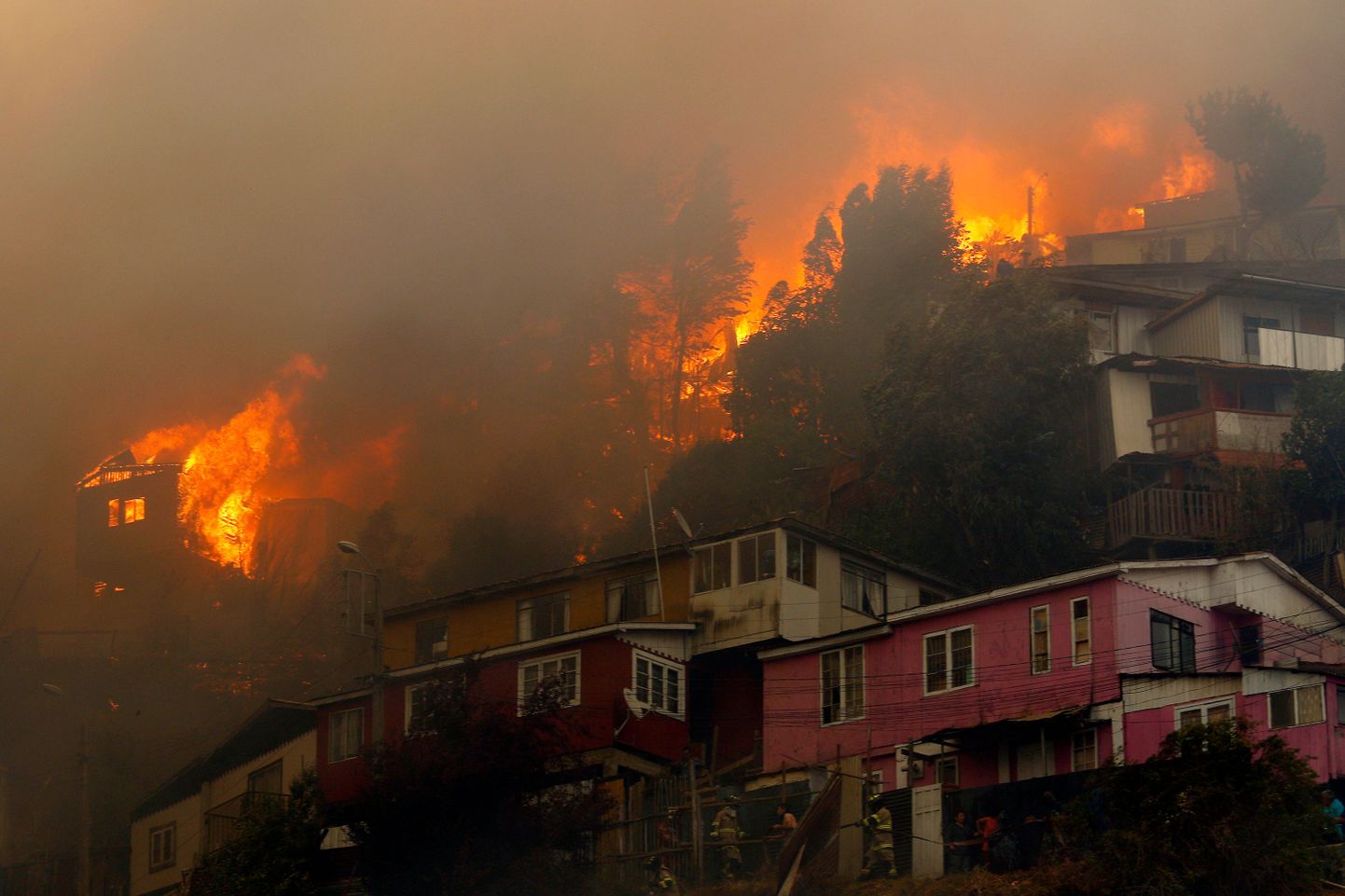 Tšiilis Valparaisos hävitas maastikupõleng umbes 50 maja.