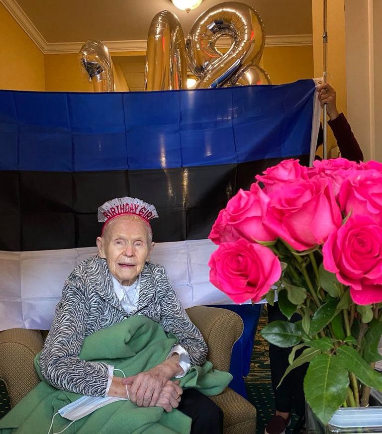 Illa Toompuu eile, oma eestlastest sõprade tervitusi vastu võtmas New Jerseys, peas uhke kroon Birthday Girl.