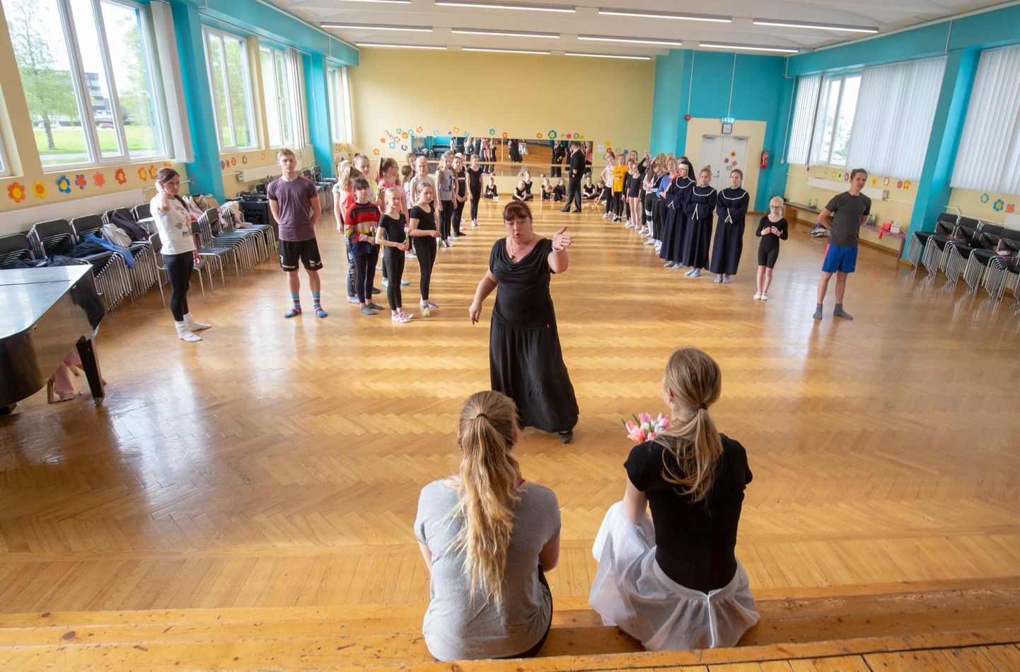 28. hooaega Jakobsoni kooli balletiringi vedav Katrin Hommik annab tantsijatele näpunäiteid.
